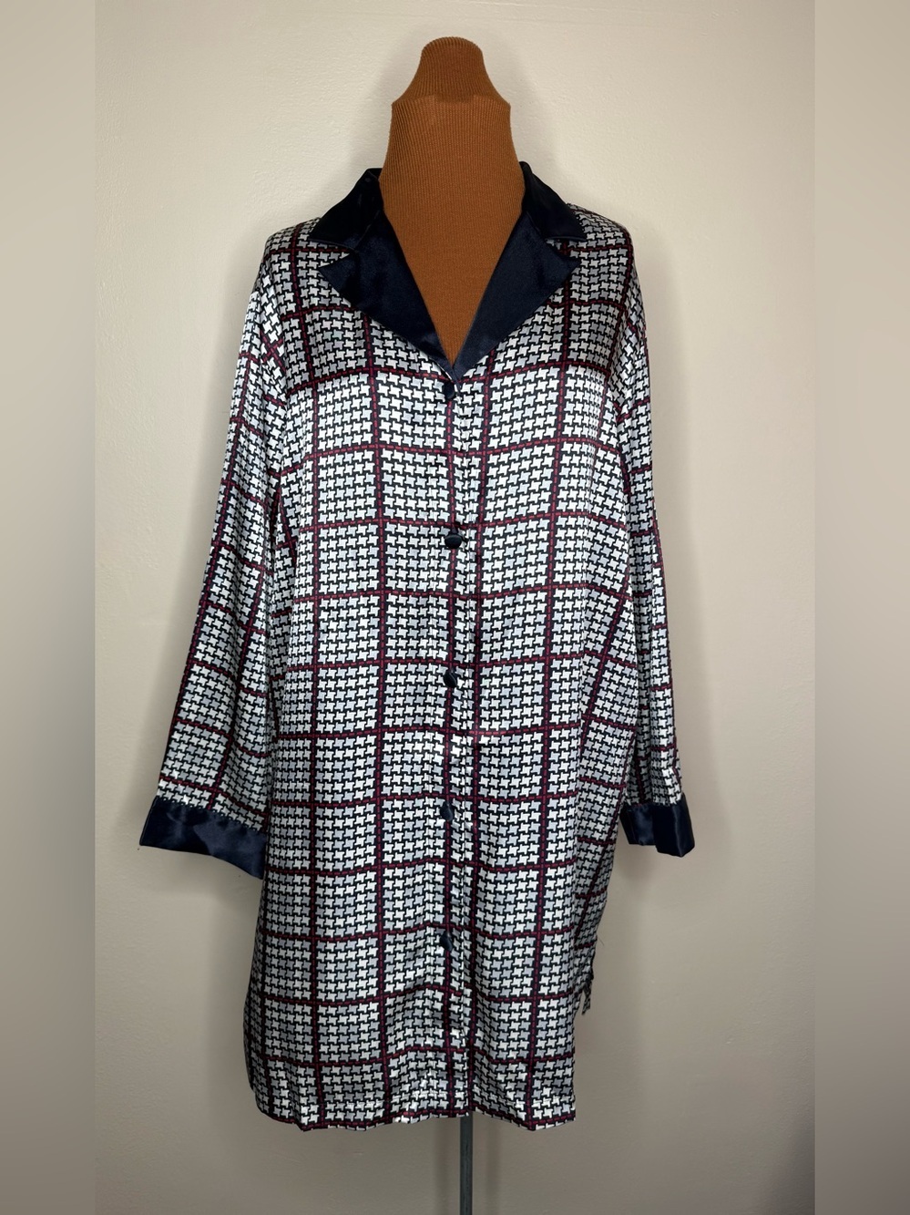 Cabernet Silky Houndstooth Sleepwear Button Front Top Size Large